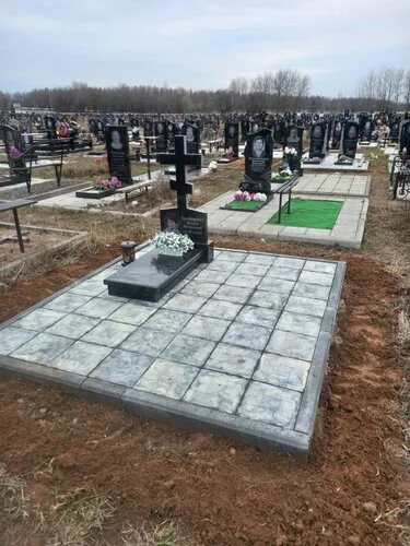 Уборка могил на ул. Ленина, 2 в Светлогорске